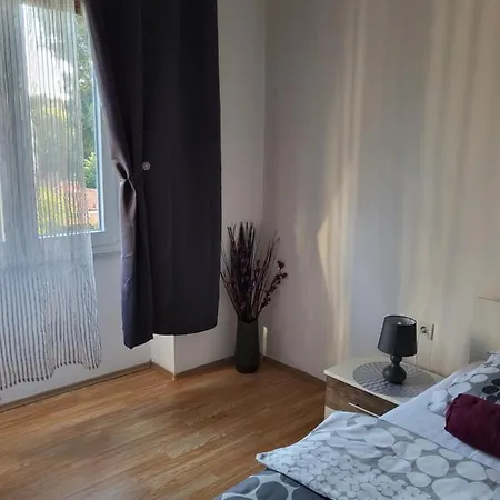 With Free Parking And Large Balcony Apartment