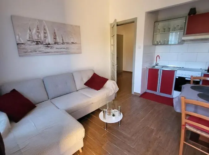 With Free Parking And Large Balcony Apartment