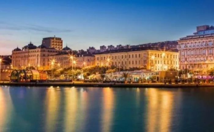With Free Parking And Large Balcony Apartment