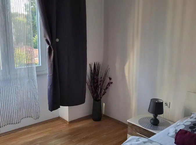 With Free Parking And Large Balcony Apartment