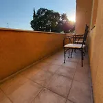 Apartamento With Free Parking And Large Balcony