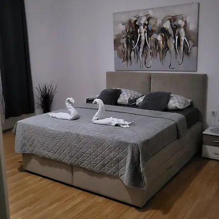 With Free Parking And Large Balcony Apartman *