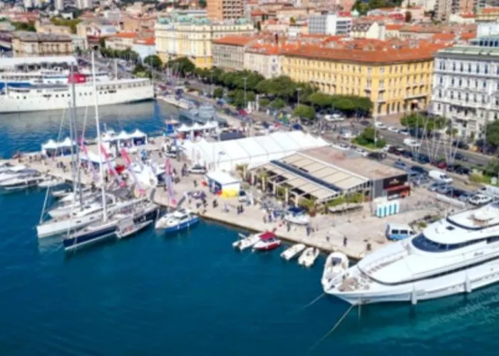 With Free Parking And Large Balcony Lejlighed