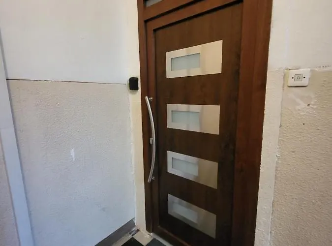 With Free Parking And Large Balcony דירה *